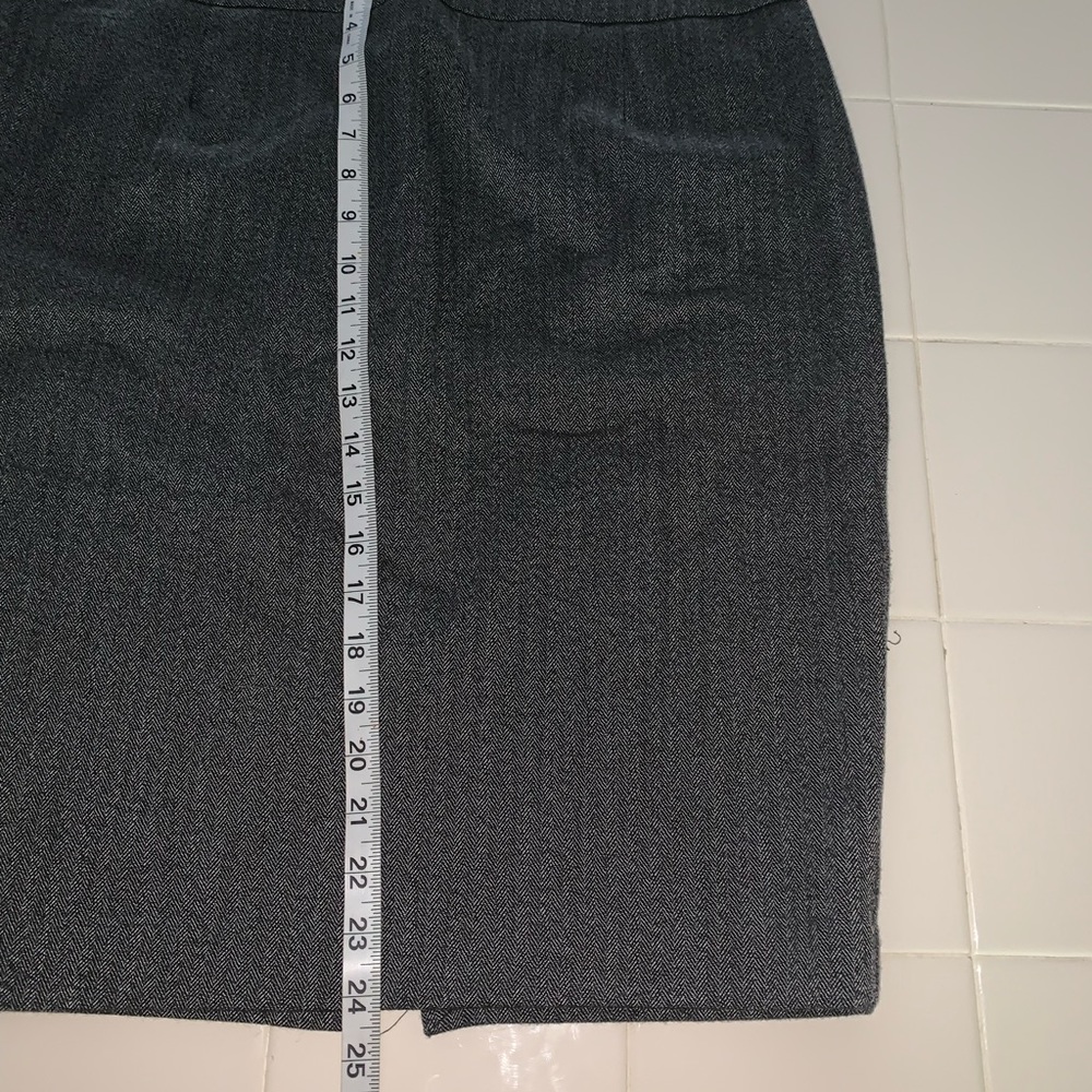 Woman’s pencil skirt. - Picture 7 of 8
